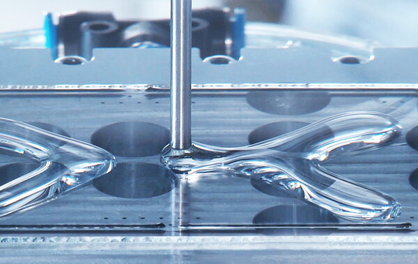 Klebeprozess von EPOXONIC Klebstoffen; Quelle: Foto zur Verfügung gestellt von Scheugenpflug GmbH (jetzt Atlas Copco), 2023